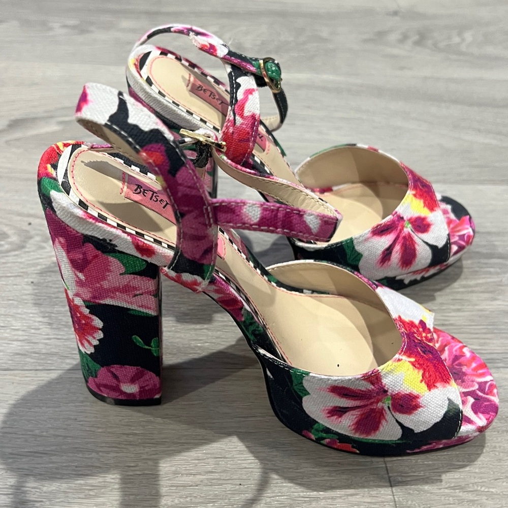 Betsy Johnson Isla floral chunky heels